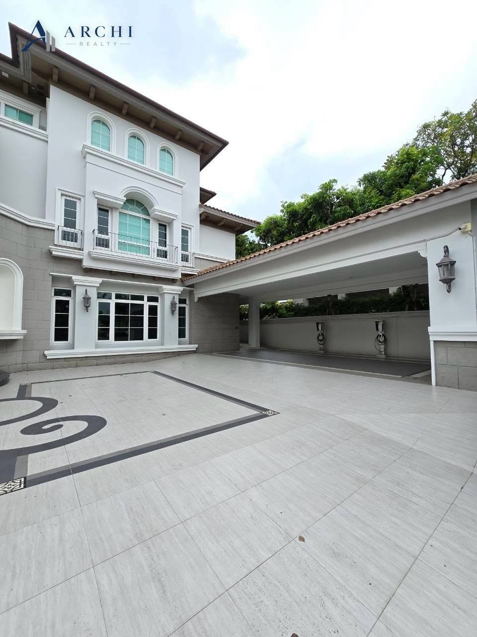 ด้านข้างบ้านและโรงจอดรถหลังคาคลุม