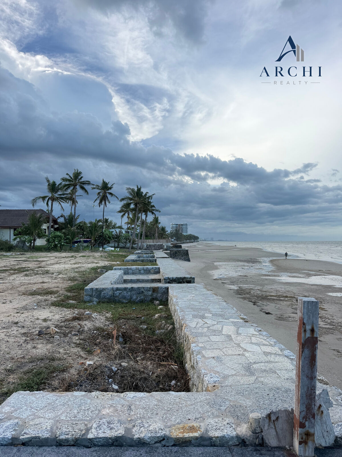 แนวกำแพงริมหาดและบันไดลงทะเล