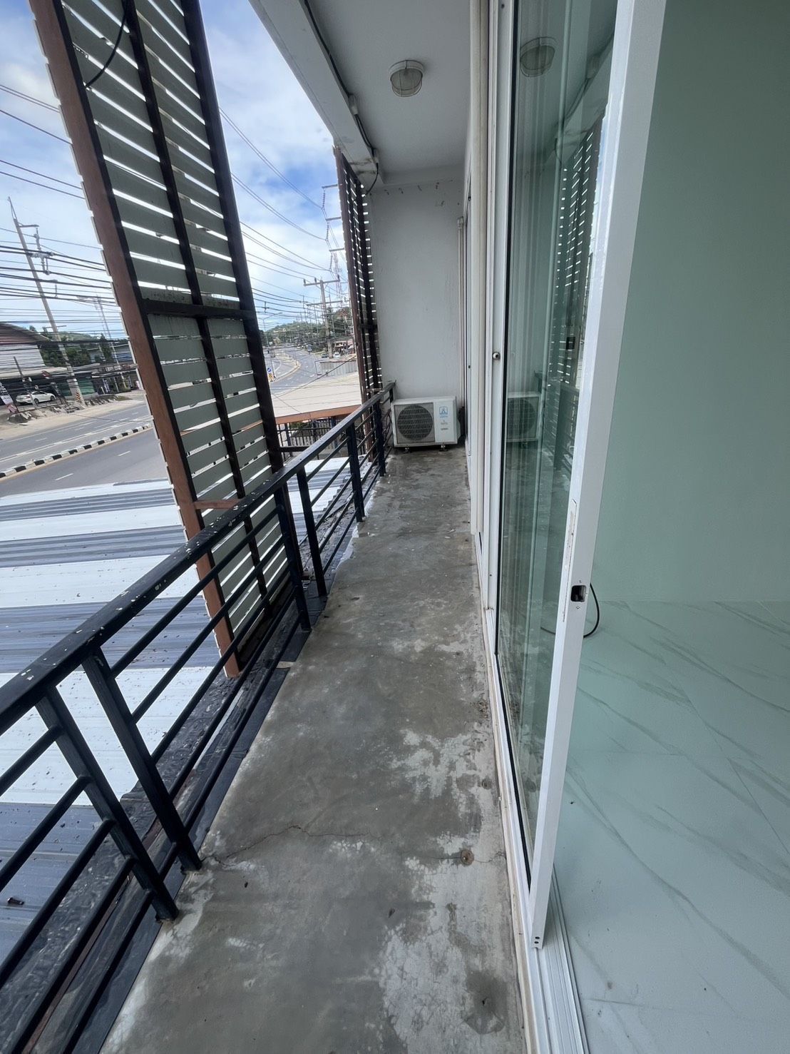 ระเบียงยาว มองเห็นถนนและภูเขา